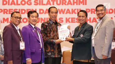 Calon Presiden nomer urut 01 Joko Widodo menerima buku dari Komunitas Kesehatan, di Gedung Bidakara, Jakarta, Kamis (28/2). Buku berjudul Dialog Silaturahmi Paslon Presiden dan Wakil Presiden Bersama Komunitas Kesehatan. (Liputan6.com/HO/Cendi Safitri)