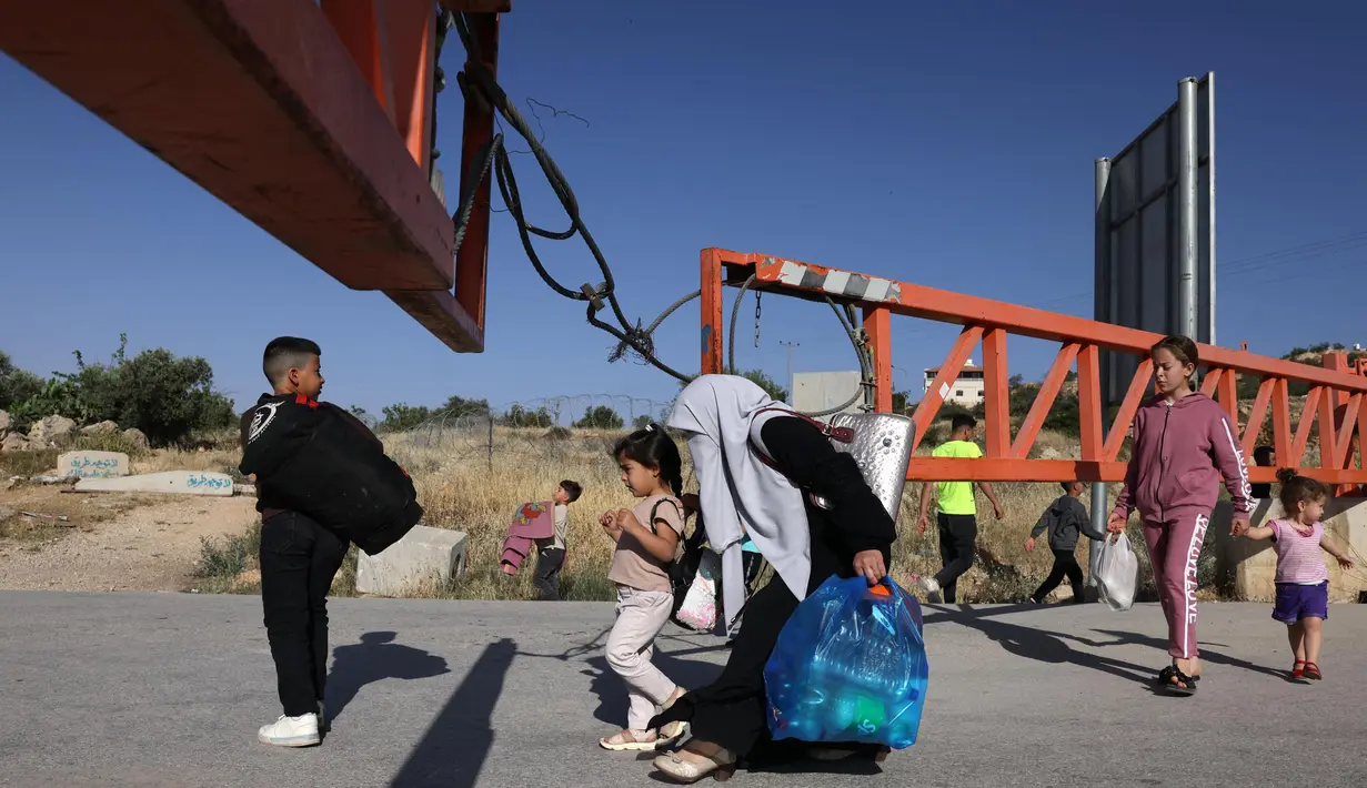 Warga Palestina yang akan melakukan perjalanan dan menyeberang ke Yerusalem timur atau Israel harus mendapatkan izin dari pihak berwenang melalui pos pemeriksaan. (HAZEM BADER/AFP)
