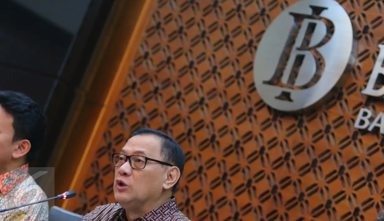 Gubernur Bank Indonesia (BI) Agus Martowardojo memberikan keterangan pers di Jakarta,(19\8). Hasil Rapat Dewan Gubernur BI mencatat triwulan II 2016  mempertahankan 7 days Repo Rate sebesar 5,25 persen. (Liputan6.com/Angga Yuniar)