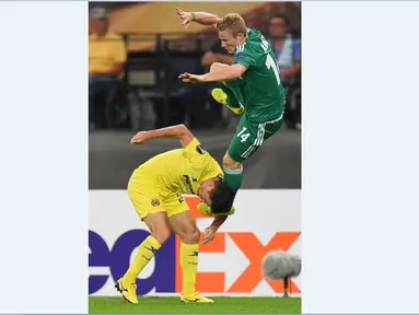 Pemain SK Rapid Wien Florian Kainz (atas) terlihat di tanduk pemain Villarreal pada laga UEFA Europa League Grup E antara SK Rapid Wien vs Villareal FC di  Vienna, Austria, Jumat (2/10/2015). AFP Photo / Joe Klamar