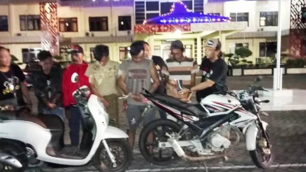 Para tersangka beserta barang bukti diamankan di mapolres Situbondo (Istimewa)