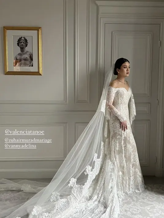 Kalung silver pun menghiasi lehernya serta anting-anting yang tersemat di kedua telinganya membuat Valencia semakin memesona. Credit:@lxemoments