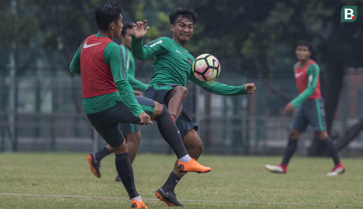 Pemain Timnas Indonesia, Muhammad Hargianto berebut bola dengan Septian David saat latihan di Lapangan ABC Senayan, Jakarta, Sabtu (17/3/2018). Latihan ini merupakan persiapan jelang laga uji coba melawan Singapura. (Bola.com/Vitalis Yogi Trisna)