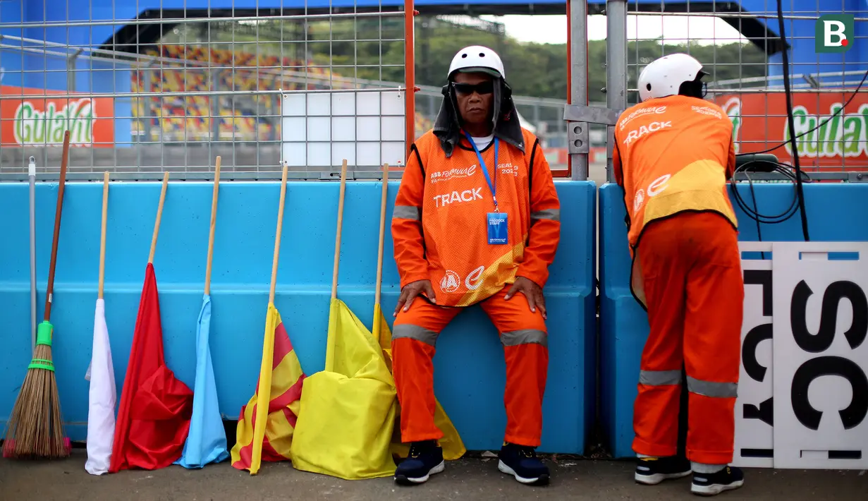 Sejumlah Marshall sedang menunggu balapan Jakarta E-Prix 2023 Round-11 yang berlangsung di Jakarta International E-Prix Circuit, Ancol, Jakarta, Minggu (04/06/2023). (Bola.com/Bagaskara Lazuardi)