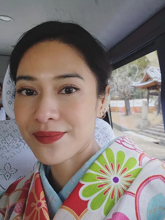 6 Gaya Dian Sastro Liburan di Jepang, Makin Menawan Pakai Kimono