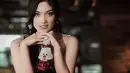 Kontestan sebuah ajang pencarian bakat di televisi, Marion Jola tampil anggun dengan balutan busana merah. Penampilannya yang cantik dan seksi jadi daya tarik bagi perempuan berusia 17 tahun itu. (Instagram/lalamarionmj)