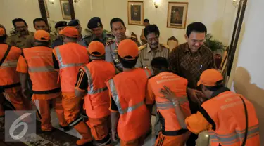 Gubernur DKI Jakarta, Basuki Tjahaja Purnama bersalaman dengan petugas PSSU di Balai Kota, Jakarta, Senin (11/7). Gubernur Ahok menggelar halal bihalal di hari pertama kerja. (Liputan6.com/Yoppy Renato)