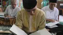 Santri tunanetra belajar membaca Alquran braile di Pesantren Raudlatul Makfufin, Serpong, Tangsel, Banten, Rabu (23/5). Selain mencetak Alquran braile, pesantren ini juga memberi pengajaran kepada santri tunanetra. (Merdeka.com/Arie Basuki)