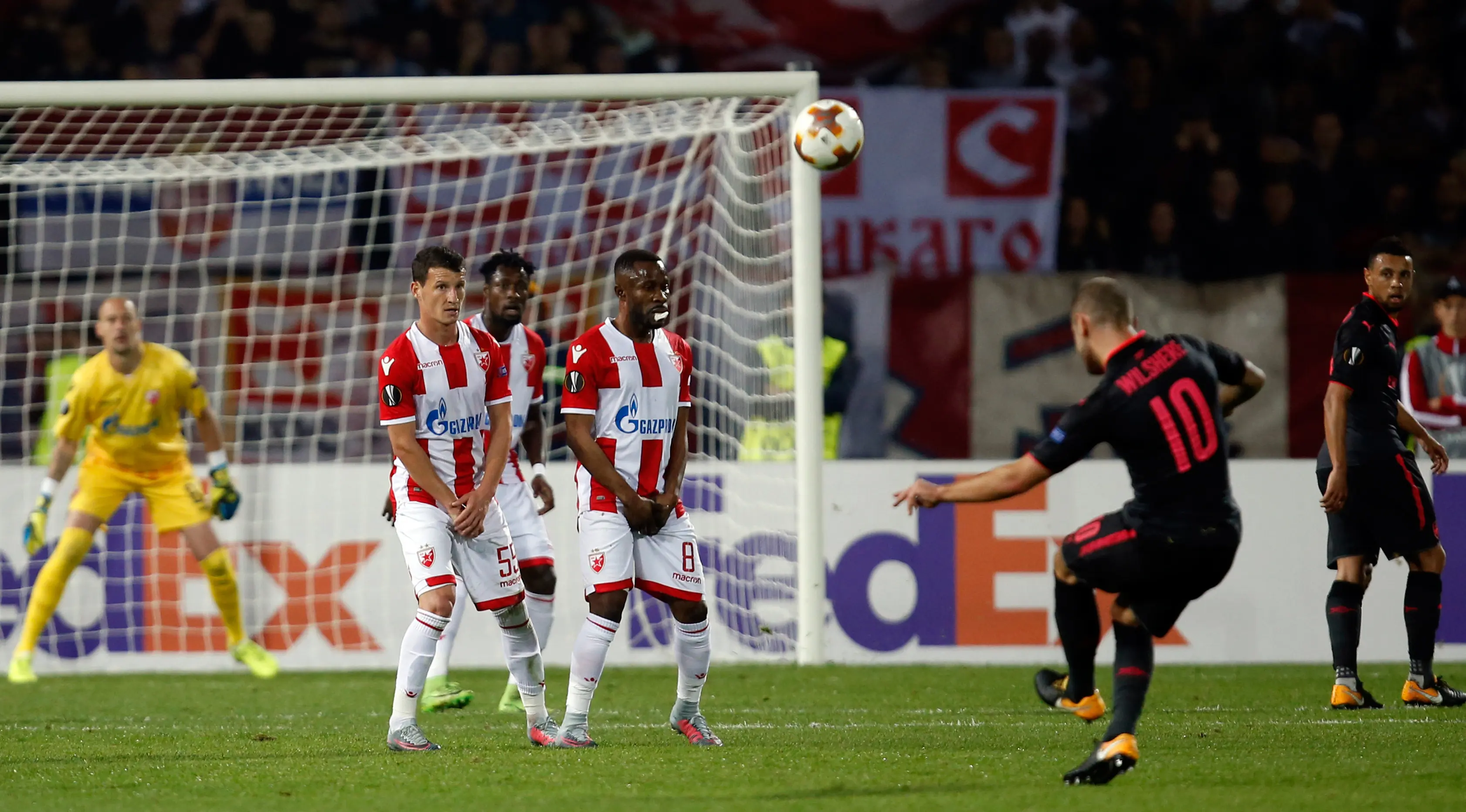 Pemain Arsenal, Jack Wilshere (kanan), menendang bola ke gawang Red Star Belgrade pada pertandingan Grup H Liga Europa di Stadion Rajko Mitic, Kamis (19/10/2017). Arsenal menang 1-0 berkat gol Olivier Giroud. (AP/Darko Vojinovic)