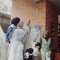 Intip gaya busana arisan Geng Mamayu yang anti membosankan (@dindahw)
