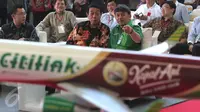 Direktur PT Santos Jaya Abadi Soedomo Margonoto (depan kedua kiri) saat berbincang dengan CEO Citilink Indonesia Albert Burhan di Bandara Soetta, Tangerang,(6/11/2015). (Liputan6.com/Angga Yuniar)