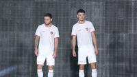 Dua penggawa Timnas Indonesia, Marc Klok (kiri) dan Ivar Jenner memperagakan jersey tandang Timnas Indonesia produksi jenama dalam negeri Erspo dalam acara launching jersey anyar Timnas Indonesia di Bengkel Space, SCBD, Jakarta, Senin (18/3/2024) petang WIB. (Bola.com/Abdul Aziz)