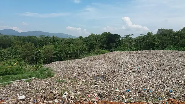 Tumpukan sampah di TPA Kaliori, Banyumas meluber dan diprotes oleh warga lantaran menyebabkan pencemaran. (Foto: Liputan6.com/Muhamad Ridlo)