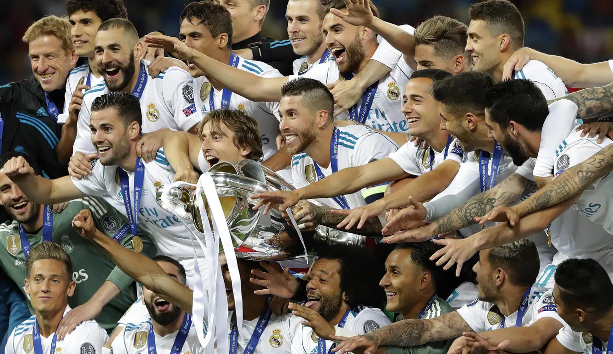 Para pemain Real Madrid merayakan gelar juara Liga Champions ke-13 usai mengalahkan Liverpool di Stadion Olimpiyskiy, Kiev, Sabtu (26/5/2018). Madrid menang 3-1 atas Liverpool. (AP/Sergei Grits)