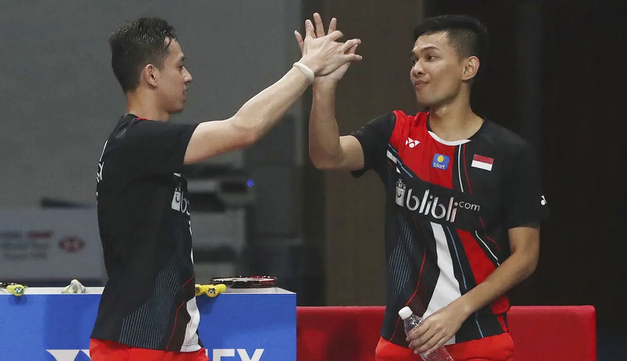 Ganda putra Indonesia, Fajar Alfian/Muhammad Rian Ardianto, menjuarai Korea Terbuka 2019 setelah mengalahkan wakil Jepang, Takeshi Kamura/Keigo Sonoda, di Incheon, Minggu (29/9). Fajar/Rian menang  21-16, 21-17. (AFP/Jung Yeon-je)