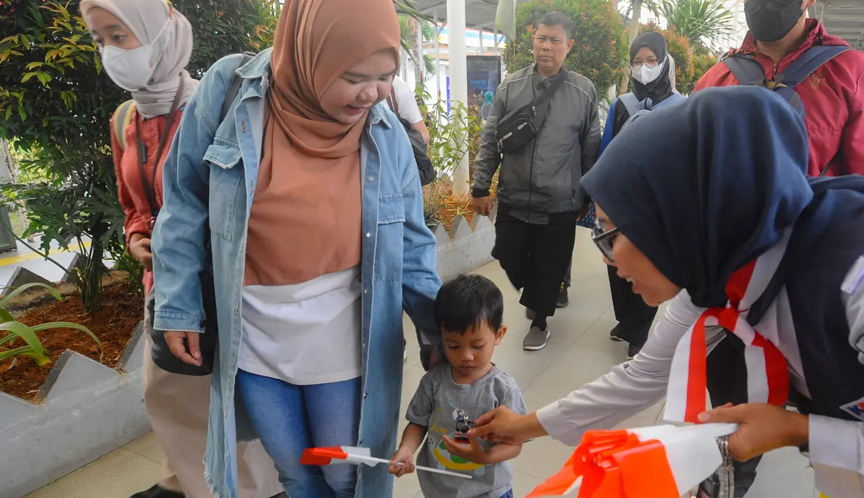 Pihak KAI Commuter juga membagikan bendera kecil, hadiah coklat kepada penumpang anak-anak. (merdeka.com/Arie Basuki)