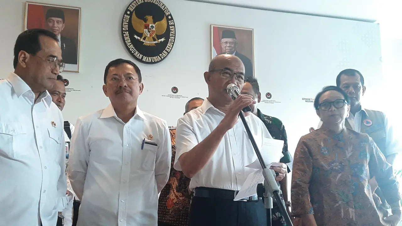 Menhub Budi Karya Sumadi, Menkes Terawan, Menko PMK, Muhadjir Effendy, dan Menlu Retno Marsudi (kiri-kanan). (Liputan6.com/Yopi Makdori)