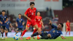 Duel antara pemain Timnas Vietnam U-22 dengan Thailand U-22 pada final cabang olahraga sepak bola putra SEA Games 2025 yang berlangsung di Stadion Rajamangala, Bangkok, Thailand, Kamis (18/12/2025). (Bola.com/Bagaskara Lazuardi)