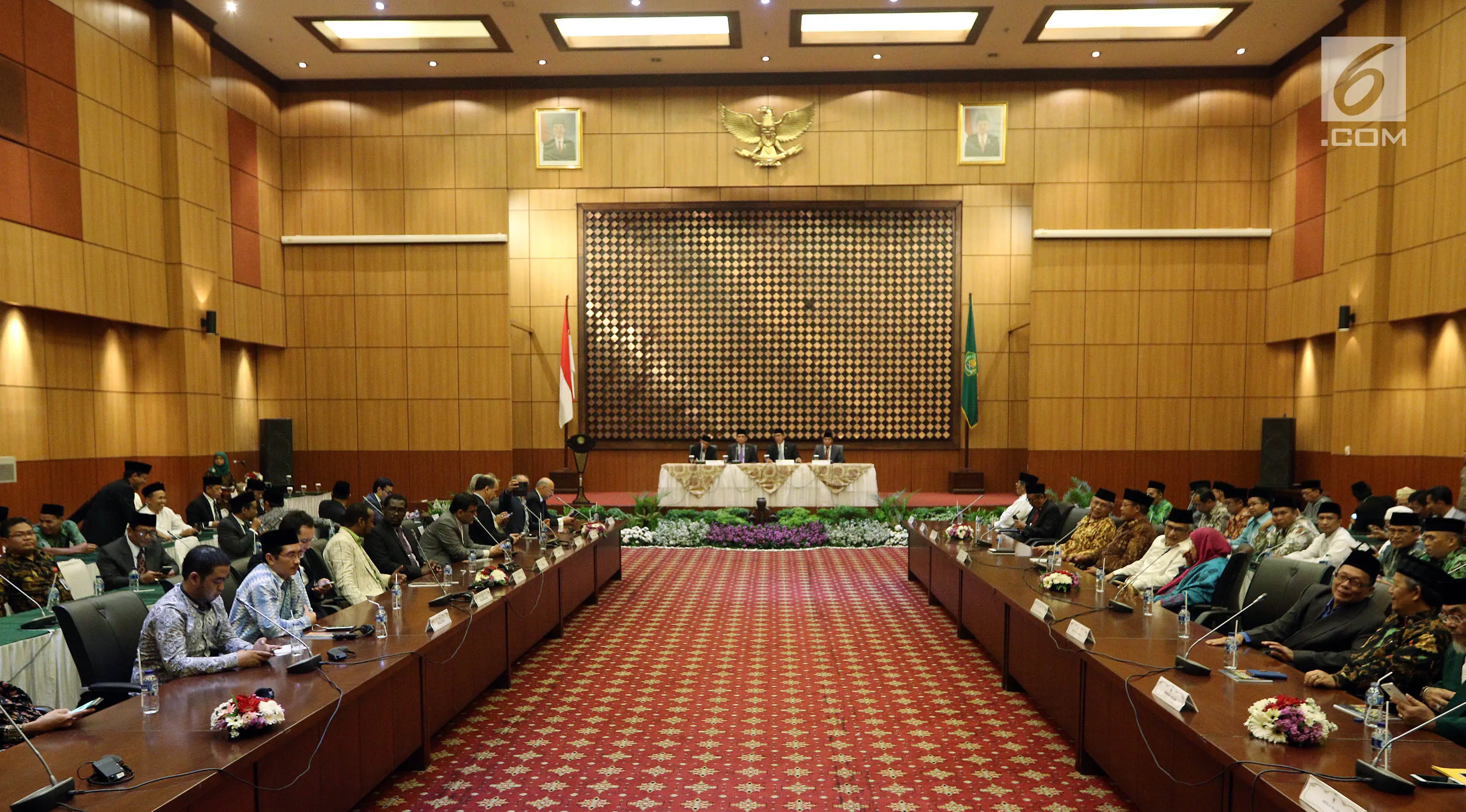 Suasana Sidang Isbat yang dipimpin oleh Menteri Agama Lukman Hakim Saifuddin yang digelar di Kementerian Agama, Jakarta, Jumat (26/5). (Liputan6.com/JohanTallo)