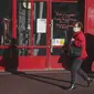Seorang perempuan yang memakai masker berjalan melewati sebuah restoran yang tutup di Saint Germain en Laye, barat Paris, Rabu (18/11/2020). Prancis telah melampaui 2 juta kasus virus corona COVID-19 yang dikonfirmasi, total tertinggi keempat di dunia. (AP Photo/Michel Euler)