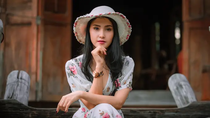 diam memakai topi bahagia