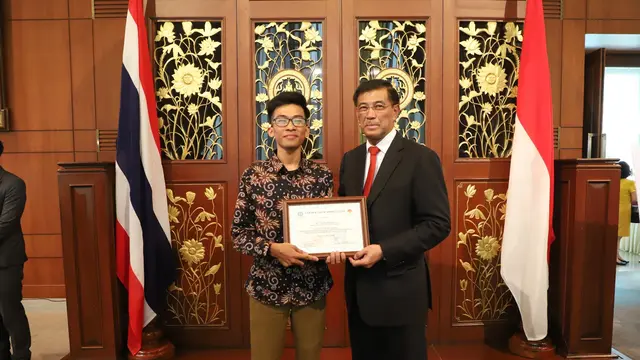Dubes RI Ahmad Rusdi bersama dengan pemenang lomba desain logo.