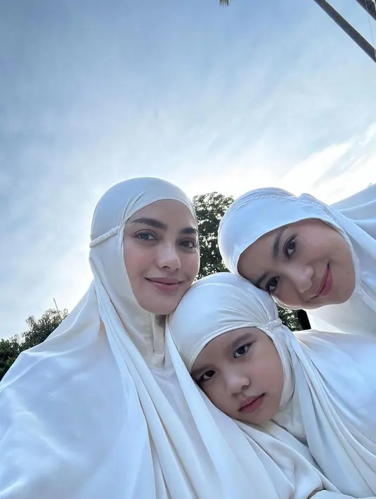 Ririn Ekawati dan Rini Yulianti kompak pamer bare face saat sholat Ied. Bersama sang putri, ketiganya terlihat kompak mengenakan mukena polos bernuansa netral [@ririnekawati]