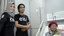 Senin (23/1), Charlie mengunjungi Yana di rumah sakit bersama sang istri, Regina. Kedatangan Charlie dan istri membuat Yana menjadi lebih semangat dan termotivasi, terlebih dengan lagu yang dibawakannya saat itu. (Deki Prayoga/Bintang.com)