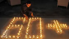 Pekerja menyalakan lilin di lobi Hotel Sheraton Grand Jakarta, Gandaria City, Sabtu (25/3). Sheraton Grand Jakarta Gandaria City Hotel ikut berpartisipasi dalam kampanye penghematan energi Earth Hour 2017 selama satu jam. (Liputan6.com/Yoppy Renato)