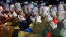 Sejumlah biksu khusyuk berdoa saat perayaan Dharmasanti Waisak Nasional 2562 BE/2018 di Tzu Chi Center, Jakarta, Senin (4/6). Acara bertema "Bersatu, Berbagi, dengan Cinta Kasih Membangun Bangsa'. (Liputan6.com/JohanTallo)