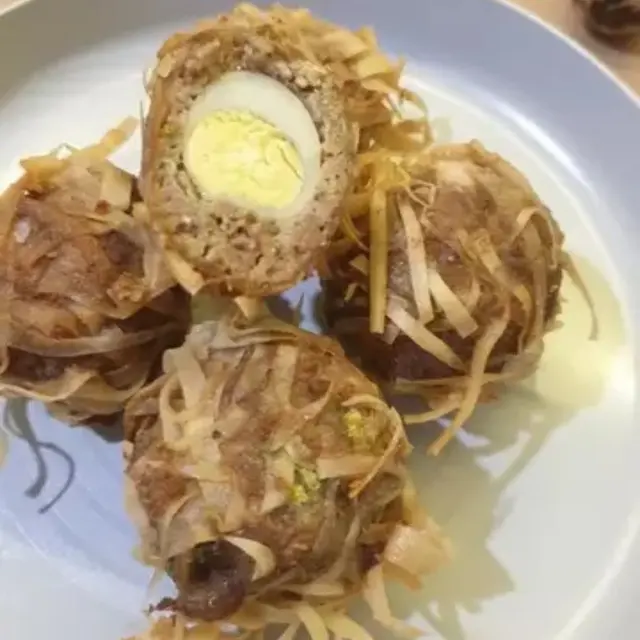 Resep bakso rambutan isi telur yang nikmat jadi menu sahur dan buka puasa Ramadhan. (dok. Cookpad @mommyyummy)