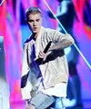 Justin Bieber memang terkenal selalu bikin sensasi dan membuat publik geger dengan tingkah lakunya. Tak hanya unggah foto bugil, kini dirinya terlibat perkelahian dengan sosok pria berbadan kekar. (AFP/Bintang.com)