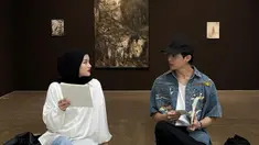 Tampil kasual dan stylish, Dinda Hauw dan Rey Mbayang bak ABG pacaran. Tak hanya momen kebersamaannya yang dinantikan, netizen juga menantikan OOTD pasangan ini karena selalu selaras. Ngedate di pameran seni, Dinda Hauw cantik dengan kemeja crinckle airflow warna putiih dan celana jeans, sementara Rey kenakan kemeja denin sebagai outer dan dipadukan dengan celana kain. (Liputan6.com/IG/dindahw)
