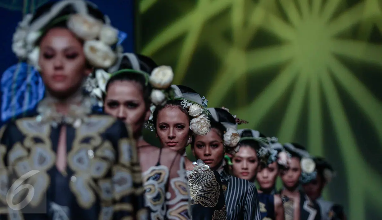 Sejumlah model mengenakan busana rancangan Denny Wirawan saat tampil di  IPMI Trend Show 2017, Jakarta, Jumat (11/11). Bertajuk "Wanderlust, Dancing in the Sun" Denny Wirawan menampilkan  24 busana. (Liputan6.com/Faizal Fanani)