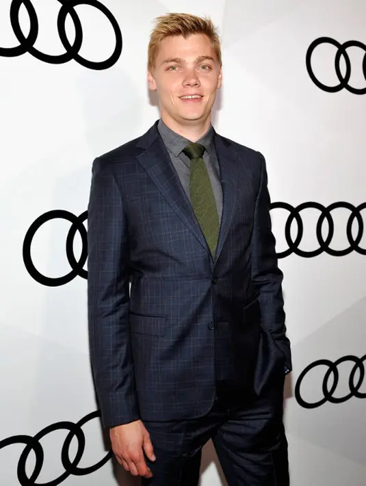 Levi Meaden mengenakan topi Santa yang bertuliskan ‘Naughty’ dengan setelan jas dan dasi yang dikenakannya. Sedangkan Ariel, tetap tidak menghilangkan keseksiannya mengenakan mantel mini berwarna merah. (AFP/Bintang.com)