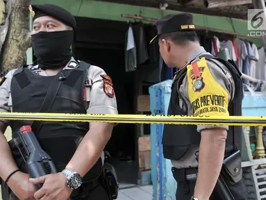 Petugas kepolisian saat menggeledah kediaman orang tua terduga teroris di Jalan Belibis V, Semper Barat, Cilincing, Jakarta, Senin (23/9/2019). Selain rumah tersangka, polisi juga menggeledah kediaman orang tua terduga teroris yang tidak jauh dari TKP. (merdeka.com/Iqbal S. Nugroho)