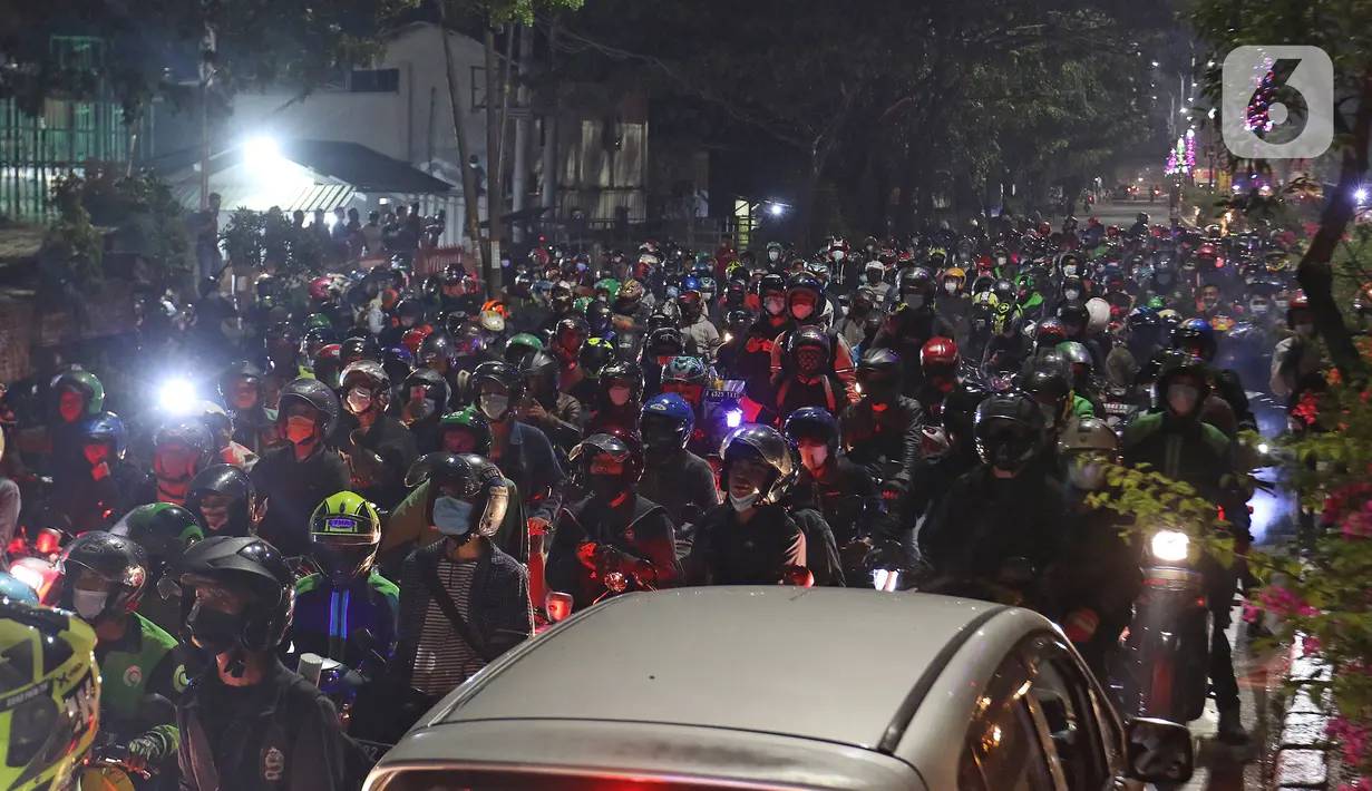 Pemudik motor lawan arus saat melintas di posko penyekatan mudik di Kedungwaringin, Kabupaten Bekasi, Jawa Barat, Minggu (9/5/2021). Pemudik memblokir jalan saat penyekatan di posko penyekatan mudik di Kedungwaringin. (Liputan6.com/Herman Zakharia)