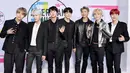 Penampilan boyband Korea Selatan, Bangtan Boys alias BTS di karpet merah ajang American Music Awards 2017 di Los Angeles, Minggu (19/11). Kehadirkan BTS di AMA menjadi penampilan kedua mereka di acara penghargaan musik Amerika. (Mark Ralston/AFP)