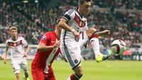 Gelandang Timnas Jerman, Mesut Ozil (kanan) beraksi di ajang Kualifikasi Euro 2016 Grup D, kontra Polandia, di Commerzbank-Arena, Frankfurt (4/9/2015). Ozil menjadi andalan Der Panzer di putaran final Piala Eropa 2016. (EPA/Fredrik Von Erichsen)