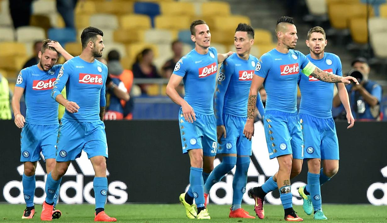 Grup B - Napoli berhasil menaklukkan tuan rumah Dynamo Kiev 2-1 melalui dua gol Arkadiusz Milik. Hasil lain grup ini, wakil Turki, Besiktas mampu menahan imbang 1-1 tuan rumah Benfica. (AFP/Sergei Supinsky)