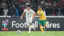 Pemain Timnas Indonesia, Wahyu Prasetyo (kiri) berebut bola dengan pemain Australia, Samuel Silvera pada laga Kualifikasi Piala Dunia 2026 yang berlangsung di Stadion Utama Gelora Bung Karno (SUGBK), Senayan, Jakarta, Selasa (10/09/2024). (Bola.com/Bagaskara Lazuardi)