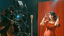Begitu pun saat syuting video musik, Vira tak jarang tampil nyentrik. [Instagram.com/viratalisa]