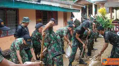 Citizen6, Nusaniwe: Para prajurit Yonmarhanlan IX Ambon Tagana serta masyarakat bersama-sama melaksanakan pembersihkan longsor di lokasi kejadian, dengan mengangkat lumpur maupun sampah untuk dibuang dengan menggunakan mobil truk. (Pengirim: Marinir)