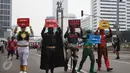 Sejumlah superhero melakukan aksi teaterikal di Bundaran HI, Jakarta, Minggu (16/4). Dalam aksi teaterikal tersebut para superhero menyuarakan untuk terus mendukung KPK. (Liputan6.com/Angga Yuniar)