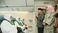Wapres Ma'ruf Amin melepas keberangkatan jemaah haji kloter pertama dari Aceh, Rabu, 29 Mei 2024. (Liputan6.com/Delvira Hutabarat)