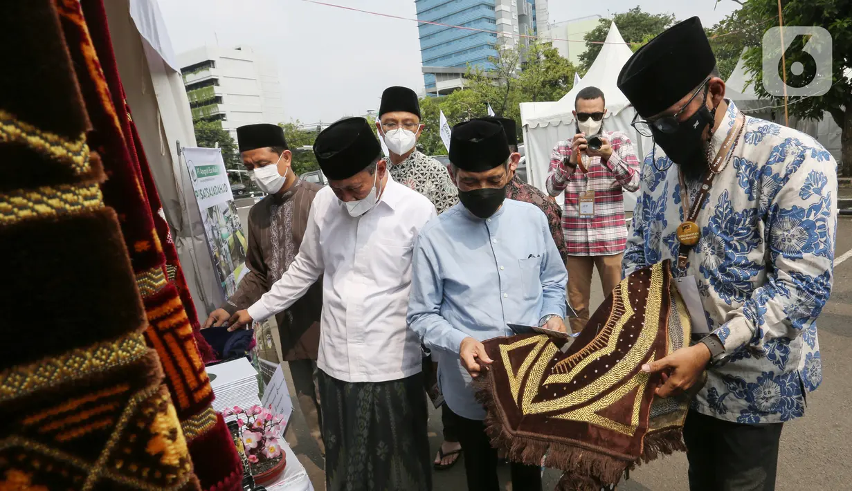 Co Founders the Rabbaanians Izzah Dani Prayoga dan Ketua YPI Al-Azhar Muhammad Suhadi meninjau bazar the Rabbaanians di pelataran Masjid Agung Al Azhar, Jakarta, Minggu (17/4/2022). Melalui program AsahIzzah, para muamalah dibekali ilmu manajemen bisnis dan ilmu fiqh sesuai Al-Qur'an dan As-Sunnah