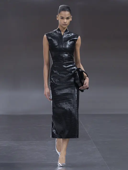 Tas Mini Baguette juga dihadirkan dengan perangkat keras yang terbuat dari emas putih 18 karat dan gesper bertatahkan berlian putih dan daun platinum yang diaplikasikan pada croco. [Foto: Document/FENDI]