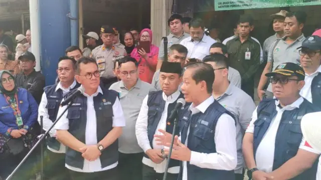 Aksi bersih sampah Menteri Lingkungan Hidup (LH) Hanif Faisol Nurofiq dan Menteri Perdagangan (Mendag) Budi Santoso di Pasar Tomang Barat, Jakarta Barat. (Liputan6.com/Henry)
