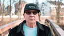 Kakek asal Jerman, Alojz Abram berpose dengan menggunakan topi dan kacamata hitam. Pria yang kini berusia 71 tahun itu disebut-sebut sebagai kakek penggila tren atau hypebeast. (Instagram/jaadiee)