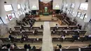 Jemaat menerapkan jaga jarak aman saat mengikuti misa di Gereja Protestan Indonesia Bagian Barat (GPIB) Effatha, Jakarta, Minggu (5/7/2020). GPIB Effatha membatasi jumlah jemaat menjadi 30 persen serta mewajibkan mencuci tangan, menggunakan masker, dan jaga jarak aman. (Liputan6.com/Johan Tallo)